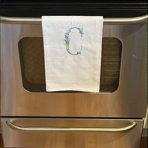 Embroidered DG Collections 100% Cotton 27"x27" Flour “C” Monogram Towel - Picture 1 of 7
